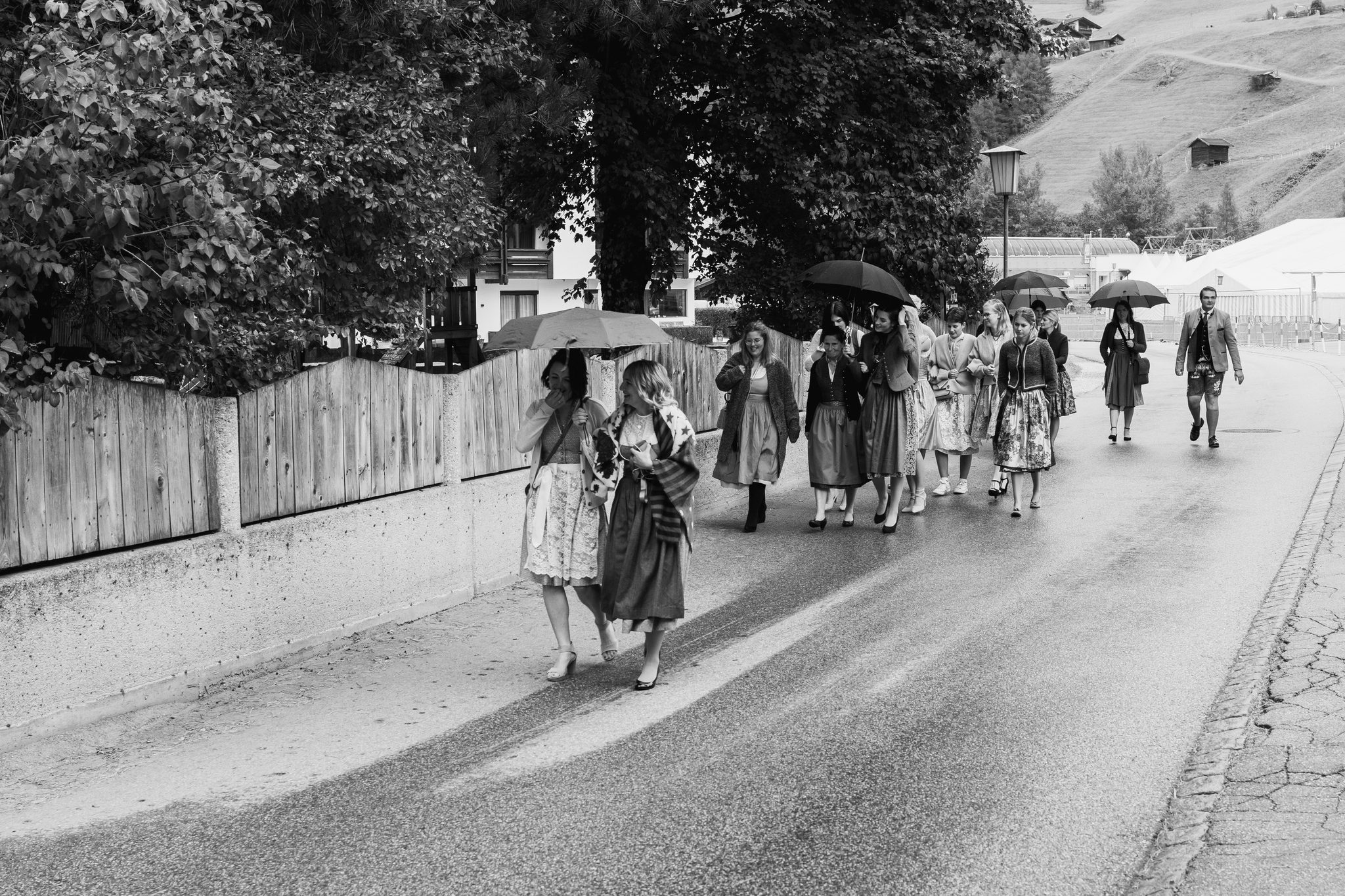 Der halbe Hochzeitszug, bei Regen, die Straße hinunter