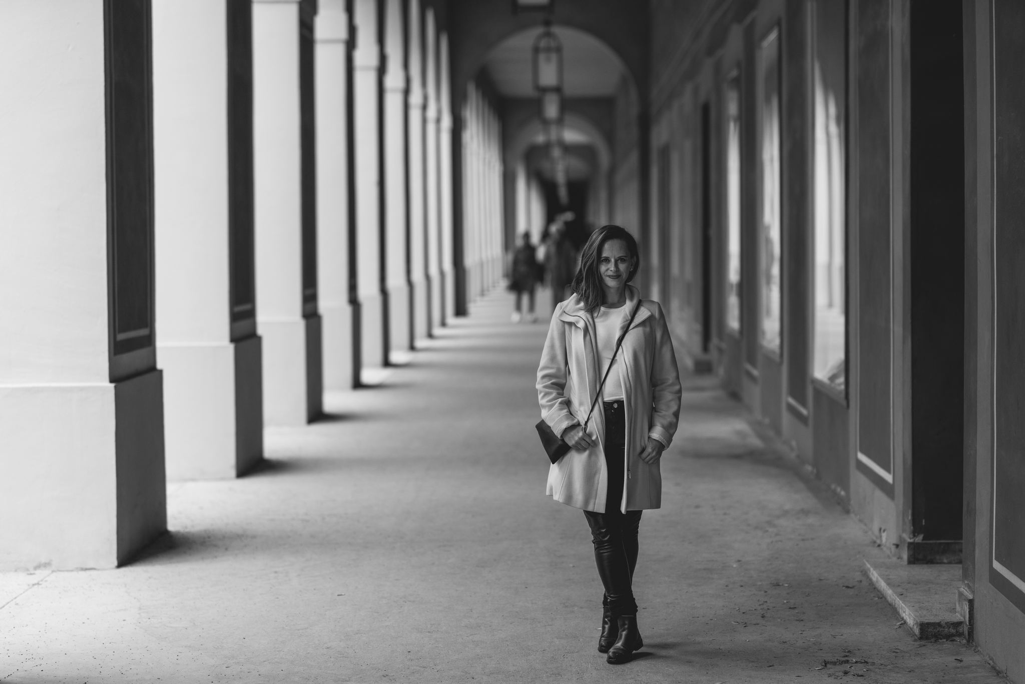 A woman in the arcades of the Hofgarten, black and white