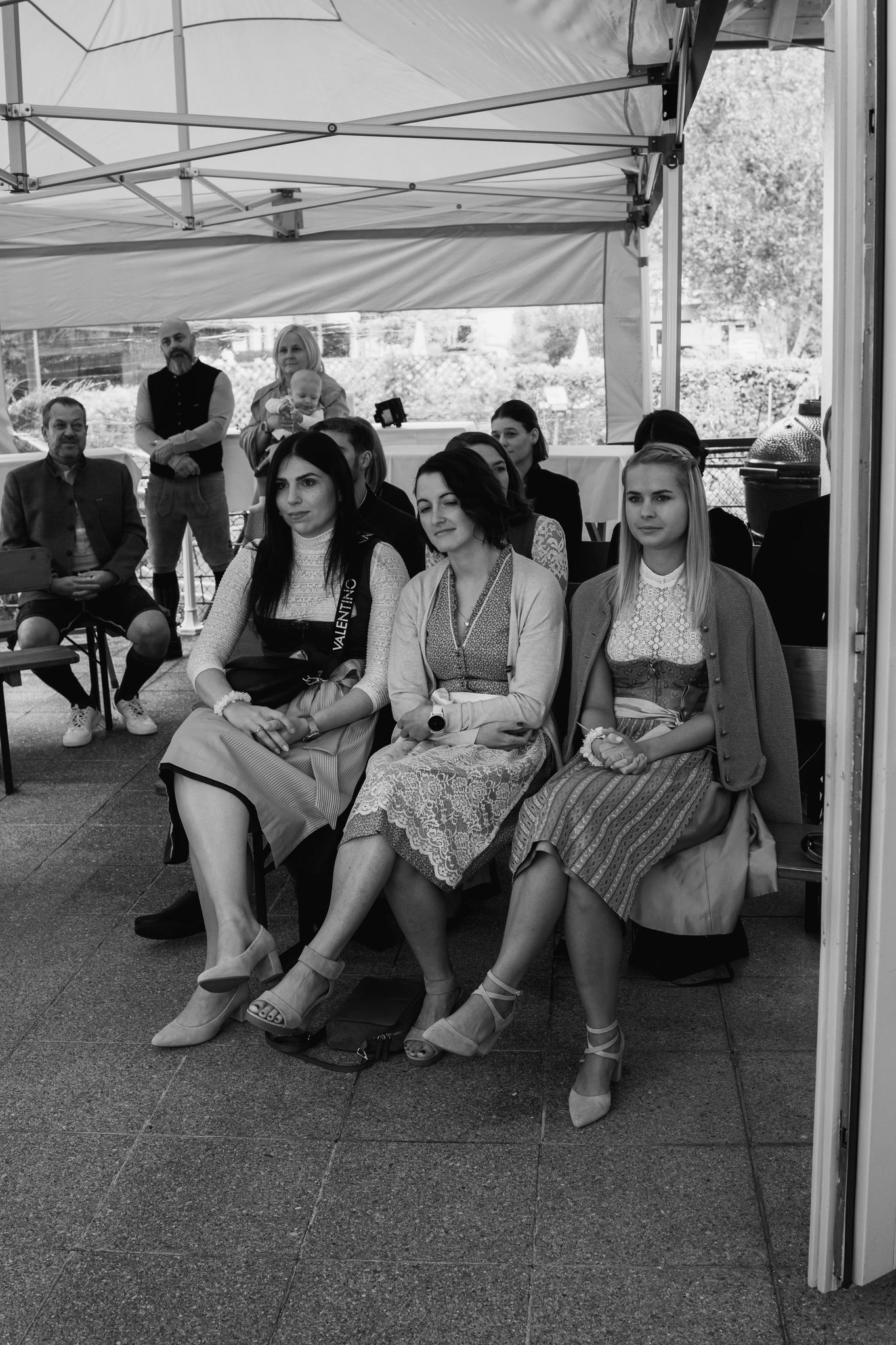 Warten, in Tracht, ganz vorn
