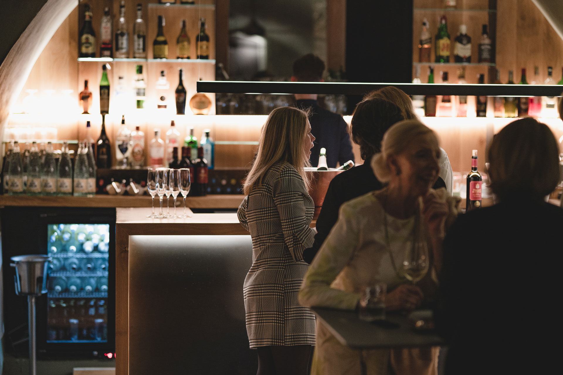 Gäste an der Bar einer Abendveranstaltung, Sektgläser stehen bereit
